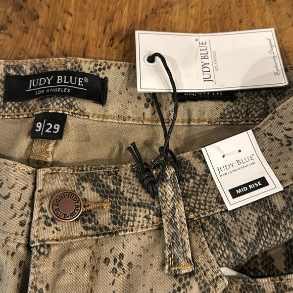 NWT Judy Blue snakeskin print jeans. Size 9/29 skinny fit mid-rise - Picture 2 of 4